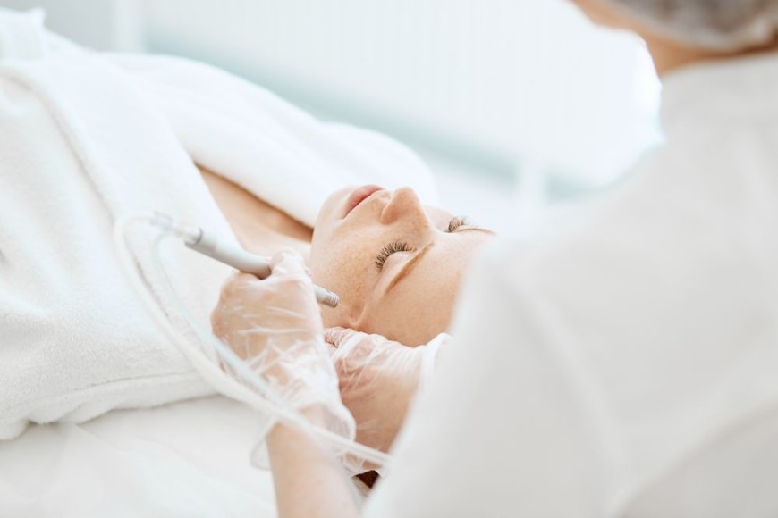 Les substances actives sont diffusées sous la peau pour favoriser son rajeunissement.