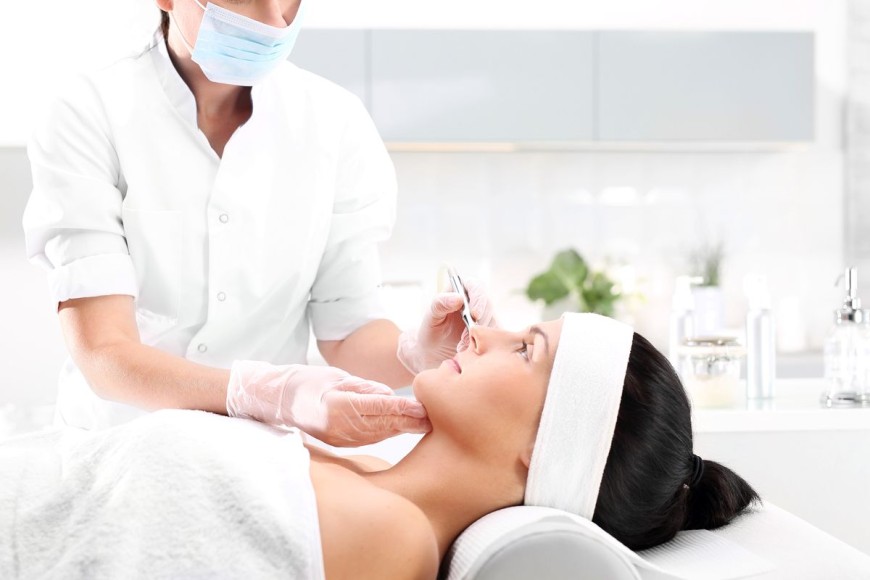 Le microneedling est un soin de beauté perfecteur de peau pour la revitaliser.