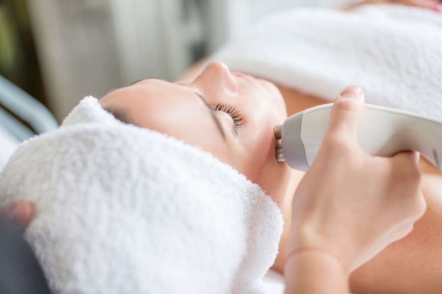 La radiofréquence tripolaire provoque efficacement le rajeunissement de la peau.